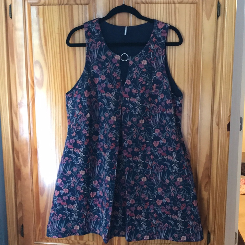 NWOT Free People Embroidered dress with pockets ❤️